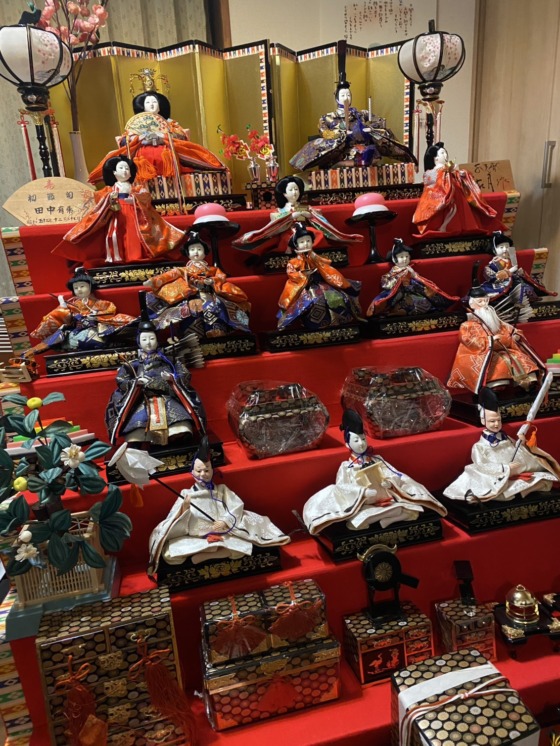 40年ぶりの雛飾り。ちゃんと旧暦で飾ってみた♩